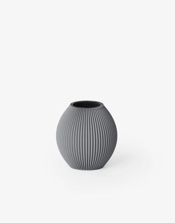 Kugelförmige Vase mit gerippter Oberfläche in Dunkelgrau;