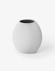 Kugelförmige Vase mit gerippter Oberfläche in Weiß;