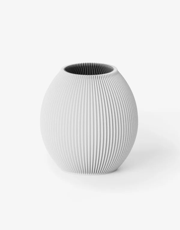 Kugelförmige Vase mit gerippter Oberfläche in Weiß;