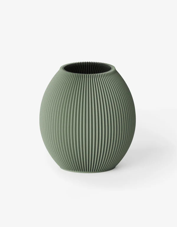 Kugelförmige Vase mit gerippter Oberfläche in Dunkelgrün;