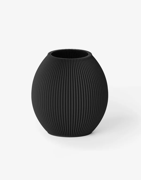 Kugelförmige Vase mit gerippter Oberfläche in Schwarz;