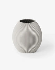 Kugelförmige Vase mit gerippter Oberfläche in Hellgrau;