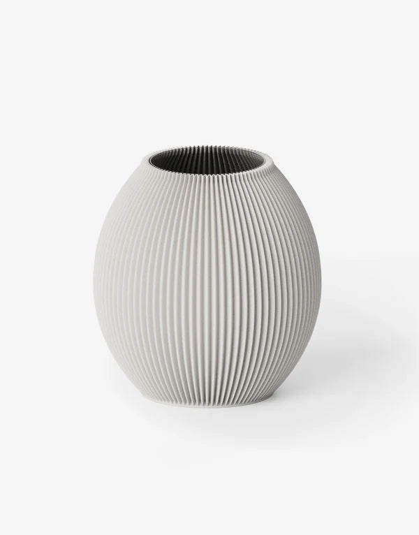 Kugelförmige Vase mit gerippter Oberfläche in Hellgrau;