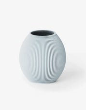 Kugelförmige Vase mit gerippter Oberfläche in Hellblau;