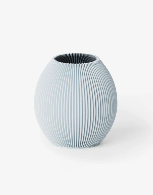 Kugelförmige Vase mit gerippter Oberfläche in Hellblau;
