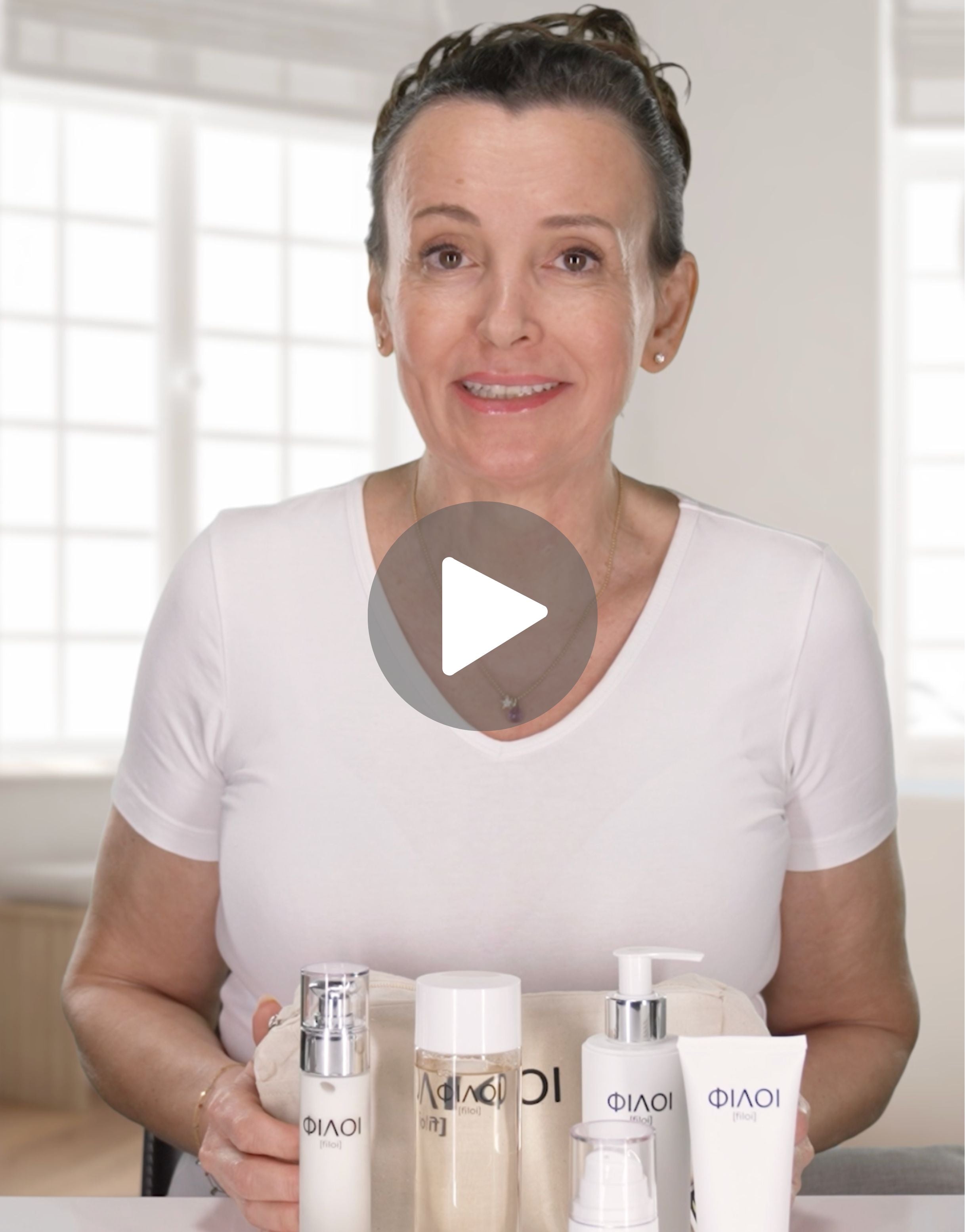 Das Video zeigt Birgit Andiel; sie hält einen SKIN RESET Eye Lifting Roll on in der Hand;