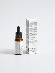 Braune Glasflasche mit Pipette und weiße Verpackung mit Text, 20 ml Flüssigkeit;